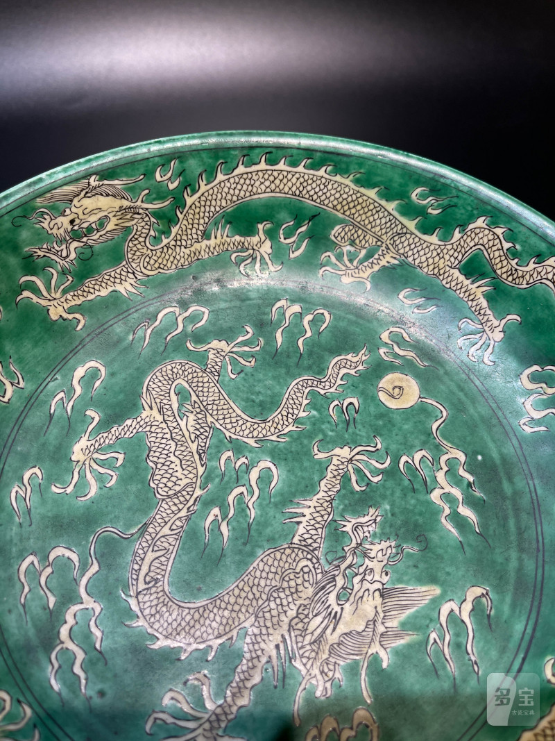 清康熙 苹果绿地黄彩云龙纹盘 - 图5